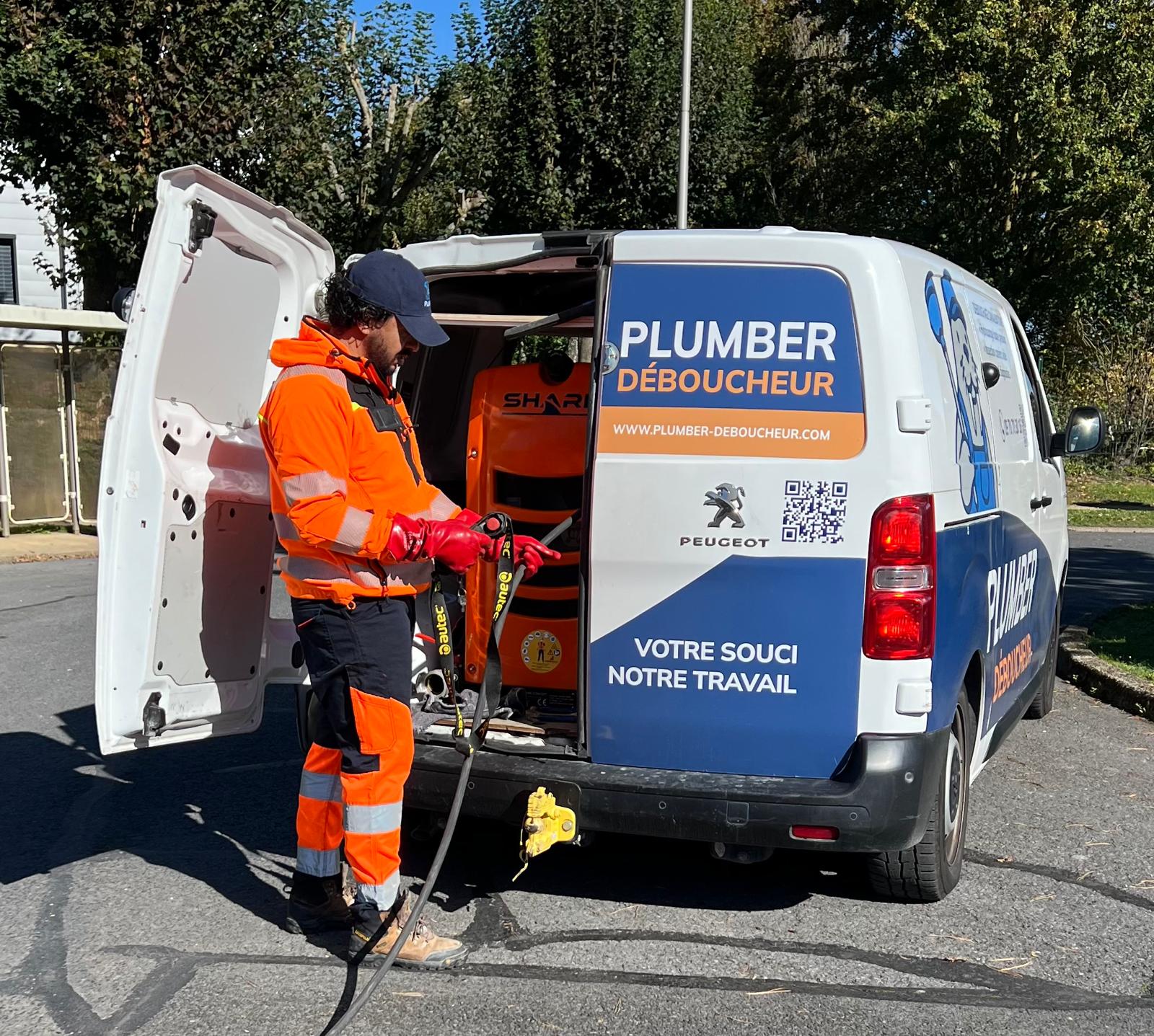Camion Plumber Deboucheur et technicien en intervention dans le Val-d'Oise