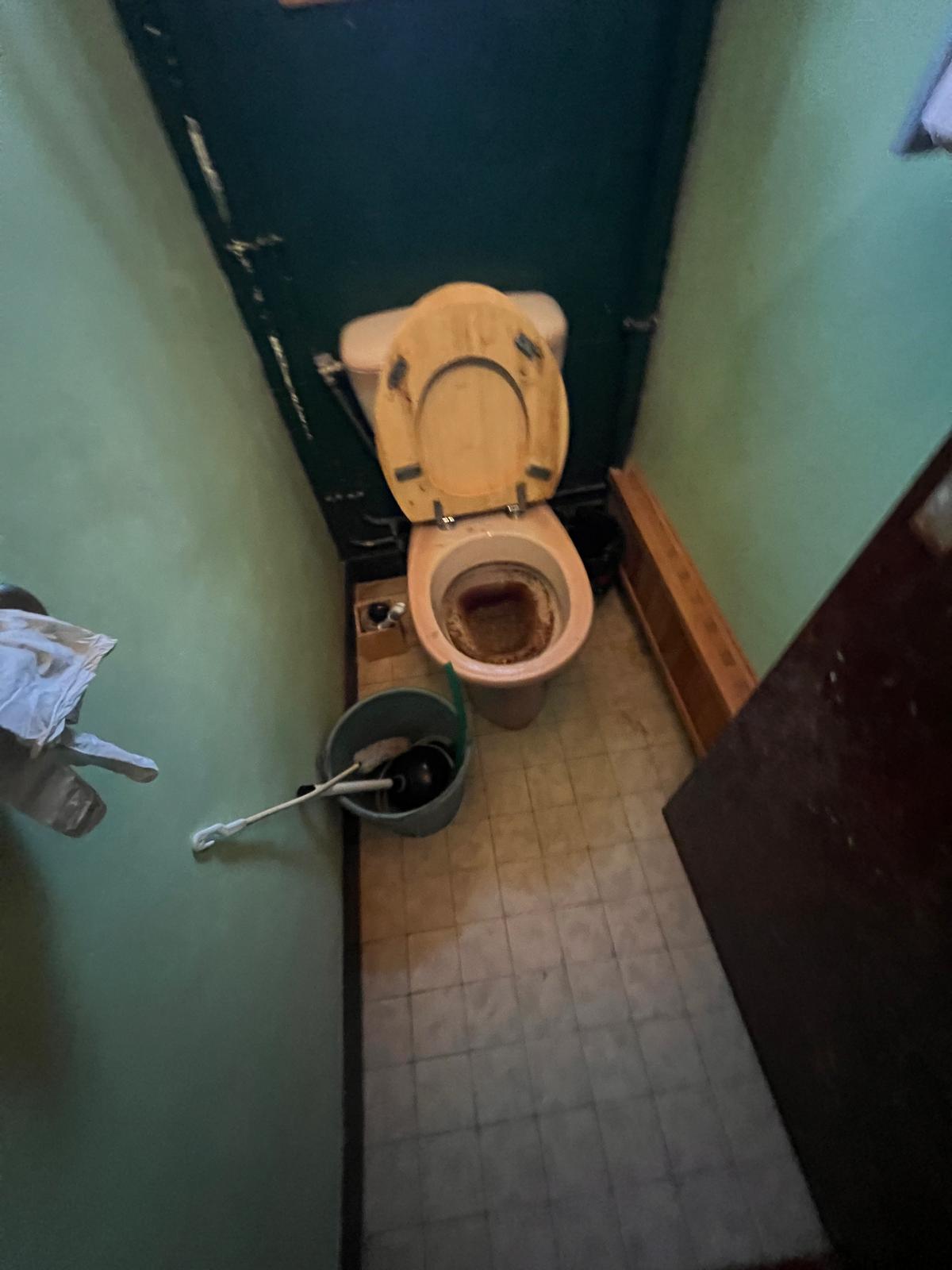Curage des parois d'une cuve de fosse septique dans le secteur