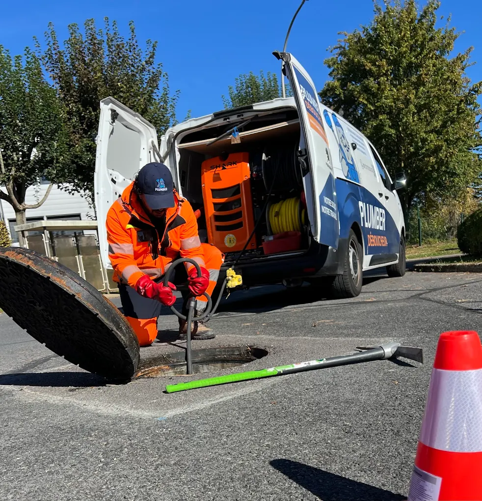 Techniciens Plumber Deboucheur et leur camion hydrocureur en intervention dans le Val-d'Oise