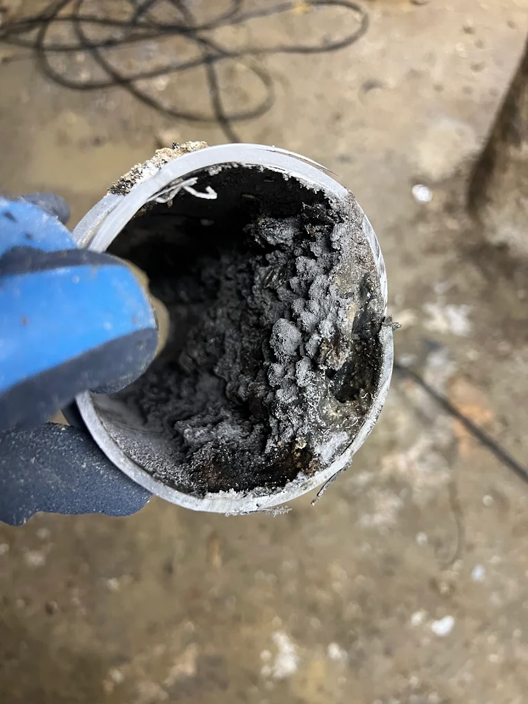 Tuyau encrassé ouvert lors d'un dégorgement dans le Val-d'Oise