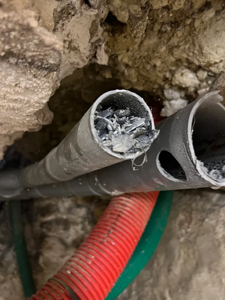 Canalisation usée mise à nu par Plumber Deboucheur dans le Val-d'Oise