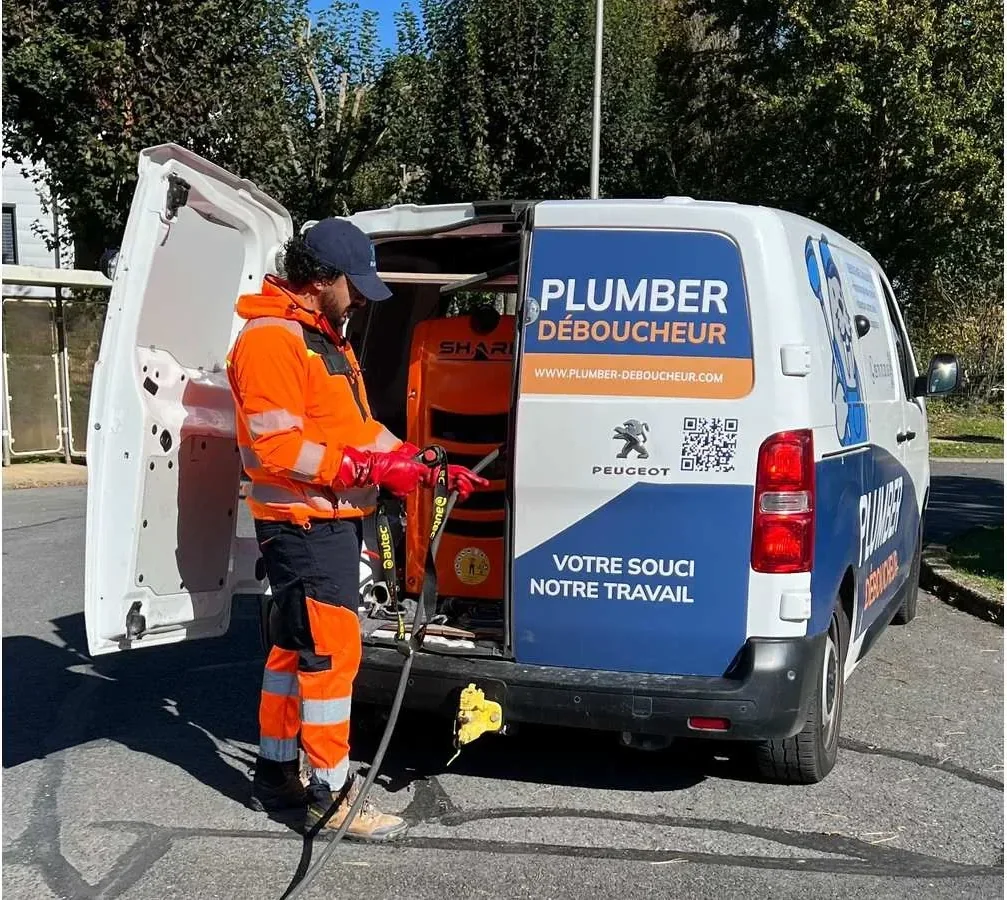 Technicien Plumber Deboucheur et son camion hydrocureur dans le Val-d'Oise