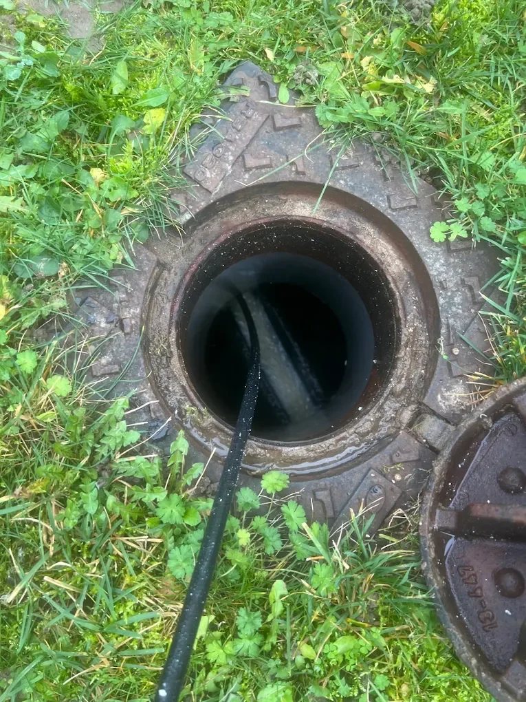 Regard de branchement ouvert pour un dégorgement tout-à-l'égout