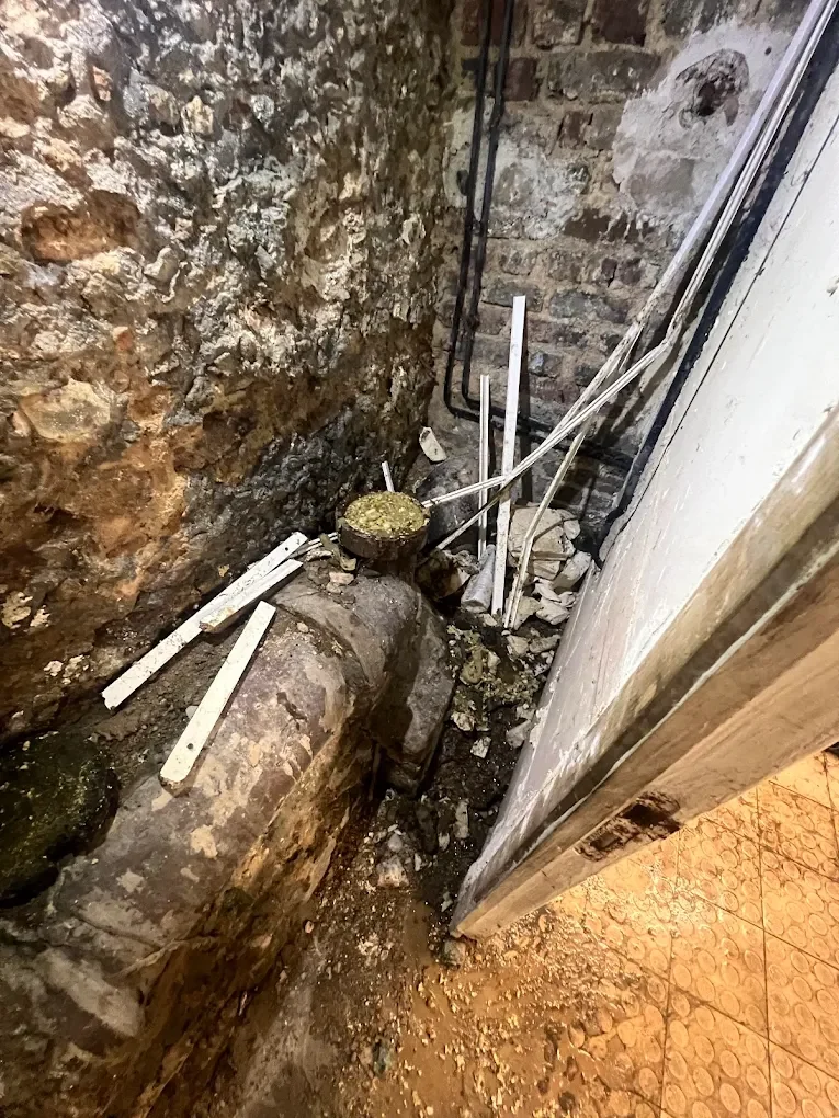 Canalisation humide en sous-sol lors d'une recherche de fuite