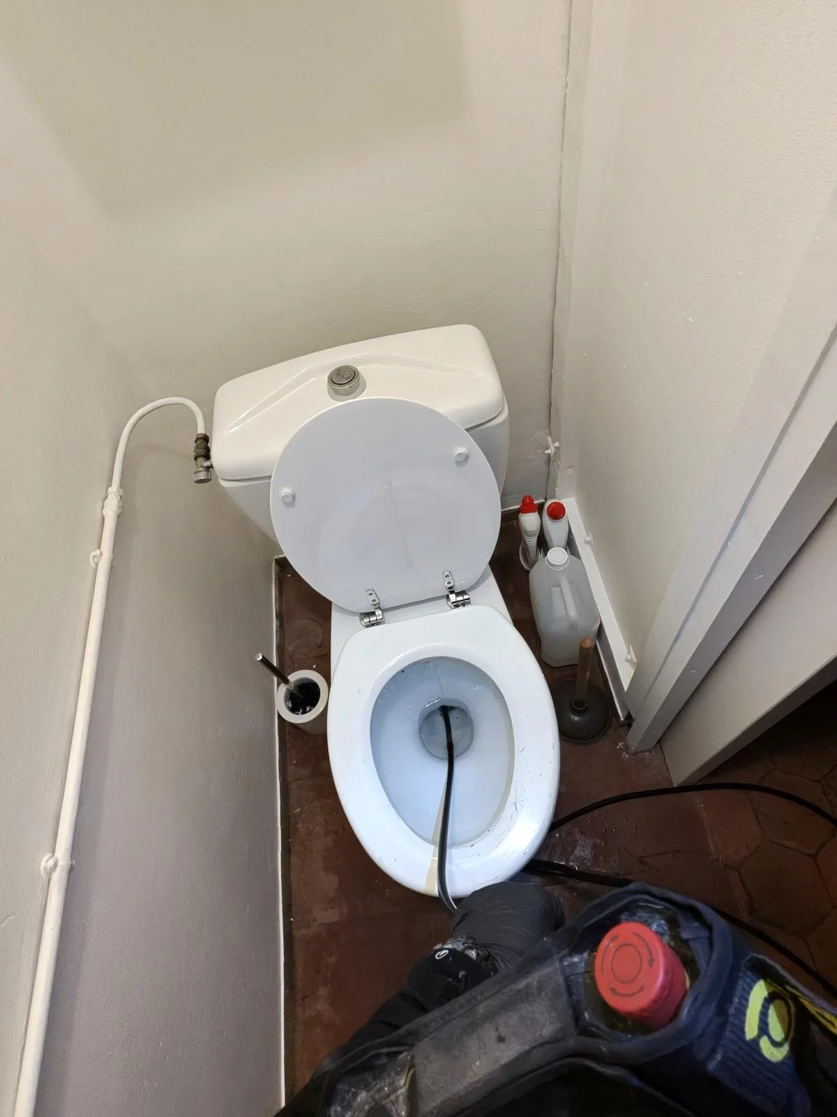 Technicien Plumber Deboucheur intervenant sur une canalisation dans le Val-d'Oise