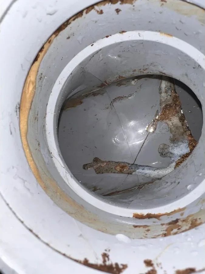Canalisation entartrée et bouchée par le calcaire dans le Val-d'Oise