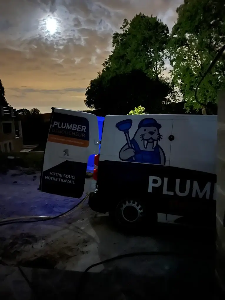 Camion Plumber Deboucheur en intervention de nuit dans le Val-d'Oise