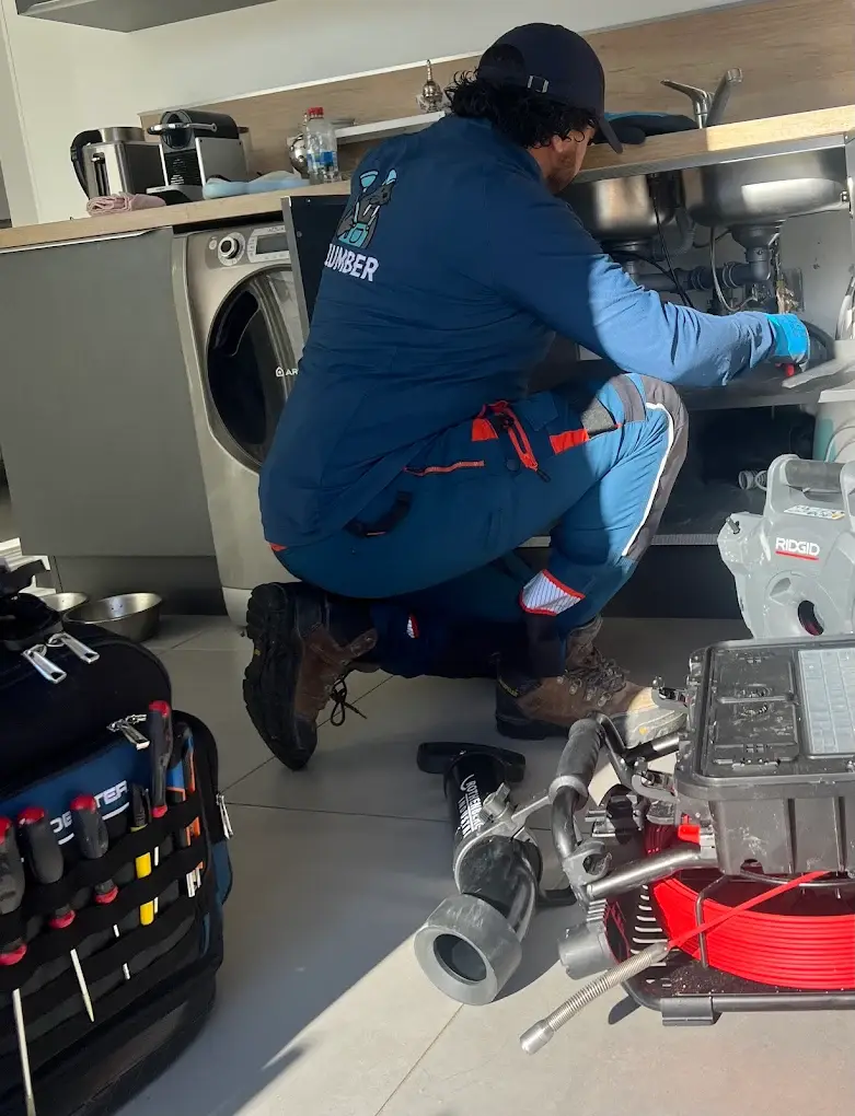 Technicien Plumber Deboucheur utilisant un furet motorisé sur une évacuation