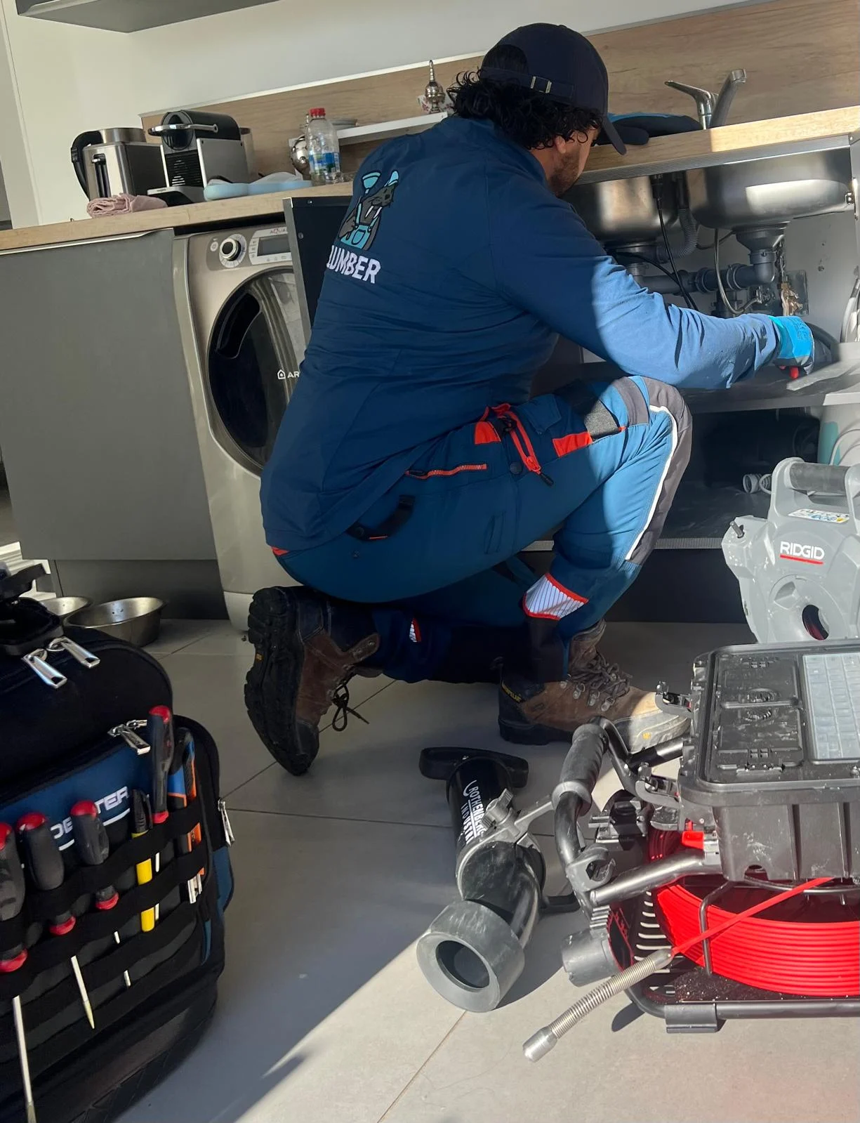 Ahmed Kraiem, fondateur de Plumber Deboucheur, en intervention