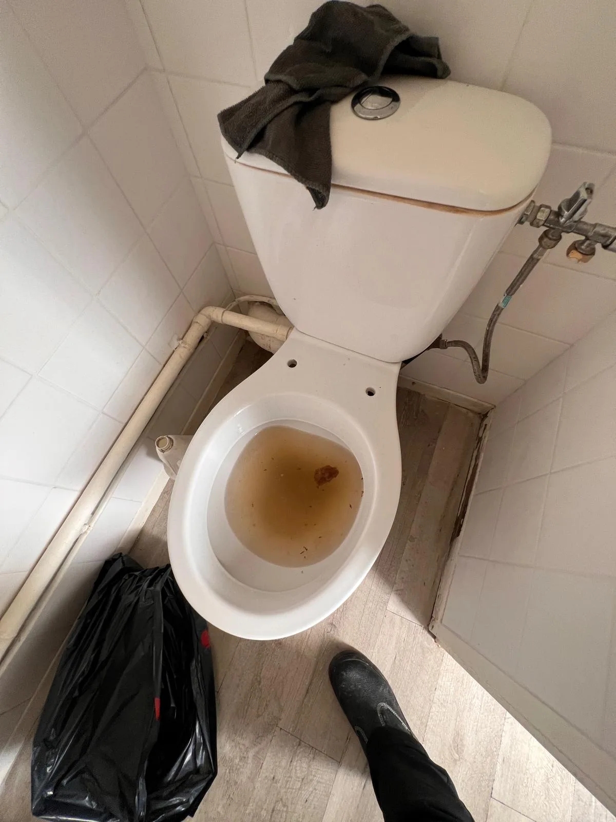 Cuvette de WC bouchée dont l'eau ne s'évacue plus, dans une maison du Val-d'Oise avant débouchage